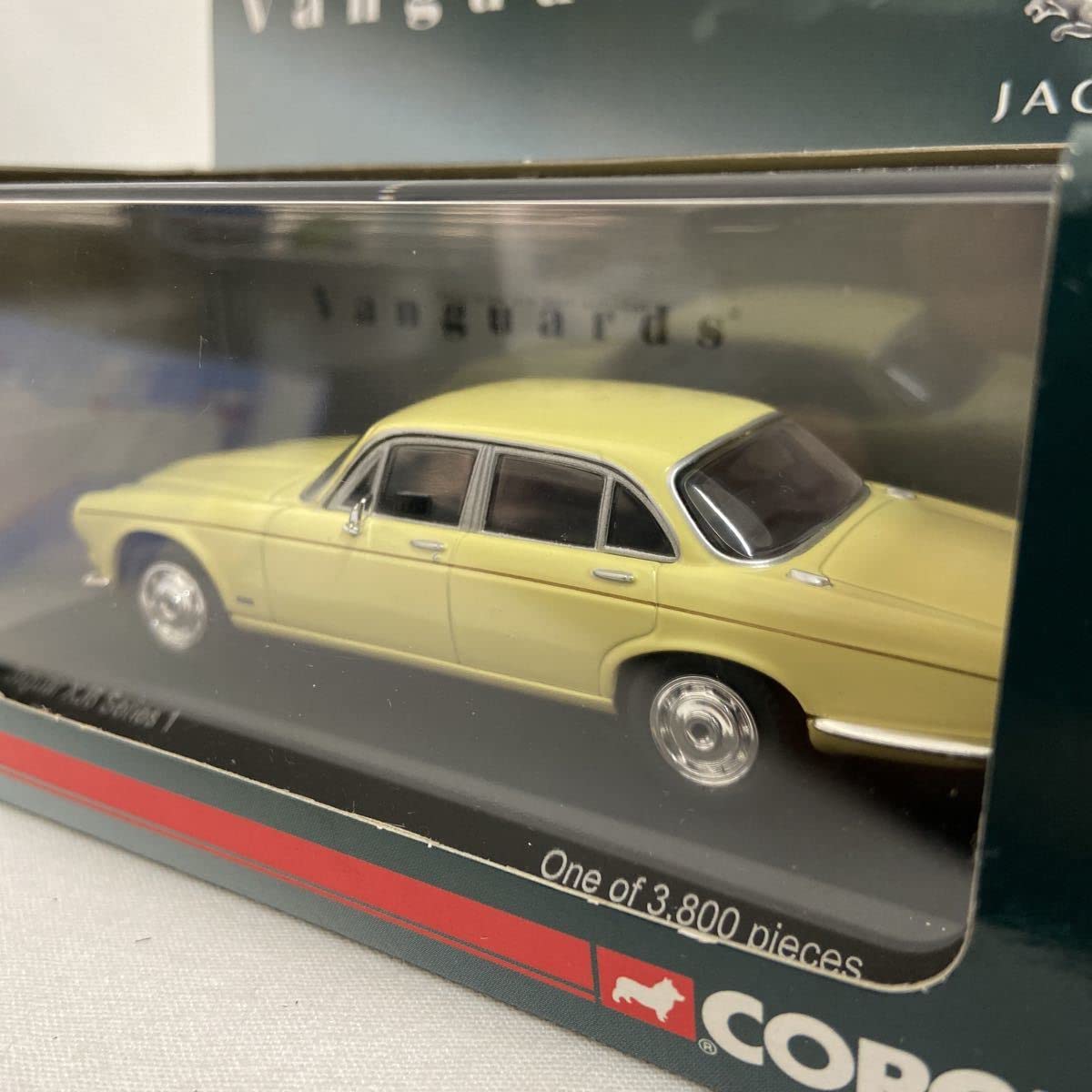 Amazon.co.jp: 限定版 CORGI 1/43 Jaguar XJ6 Series 1 Pale Primrose